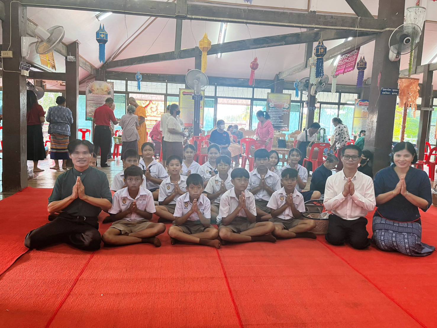 ผู้อำนวยการโรงเรียนวัดโบสถ์ พร้อมด้วยคณะครู นำนักเรียนร่วมทำบุญออกพรรษา ณ ศาลาการเปรียณวัดโบสถ์