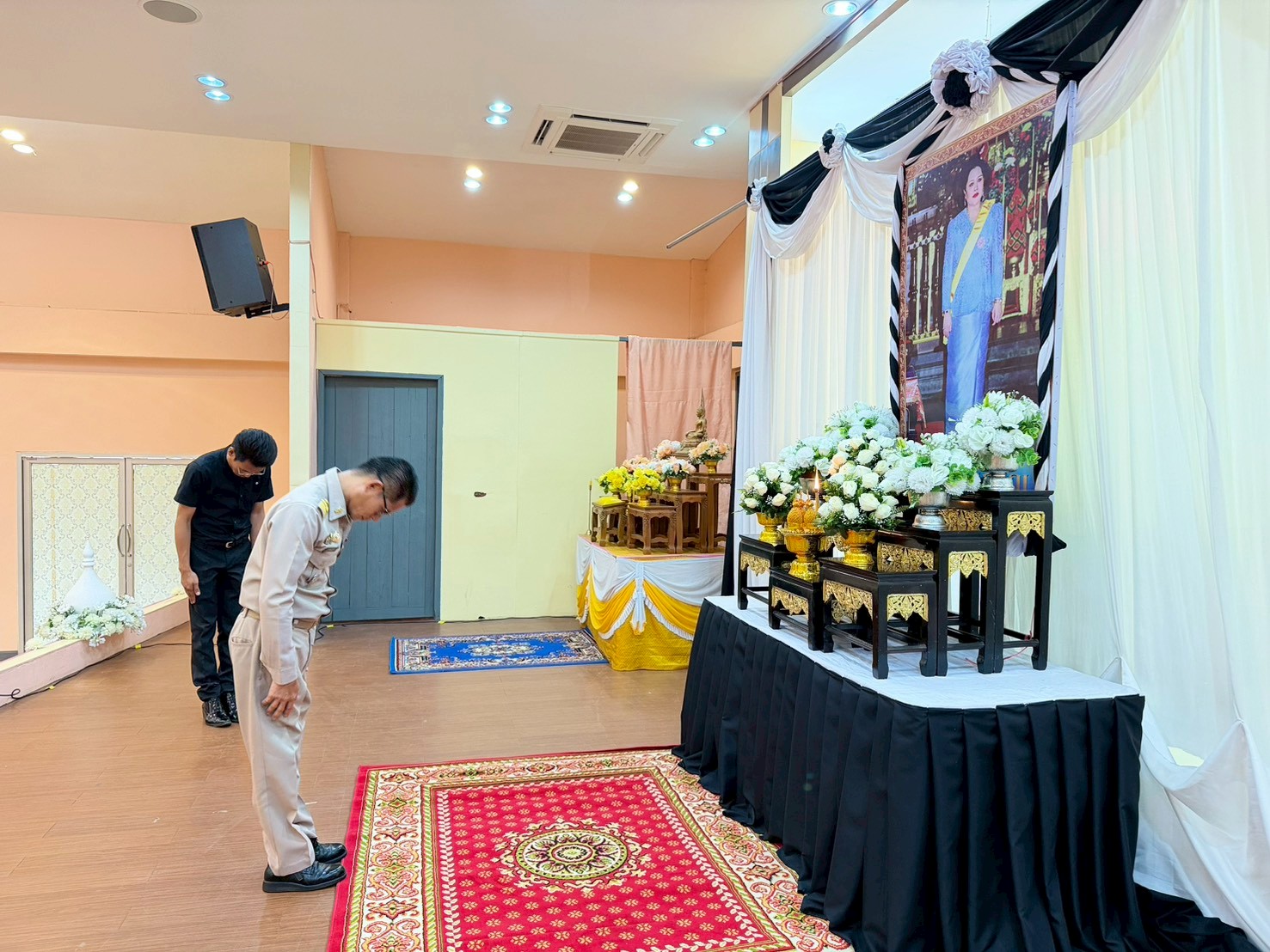 จัดกิจกรรมลงนามถวายความอาลัยและยืนสงบนิ่ง เพื่อแสดงความจงรักภักดี