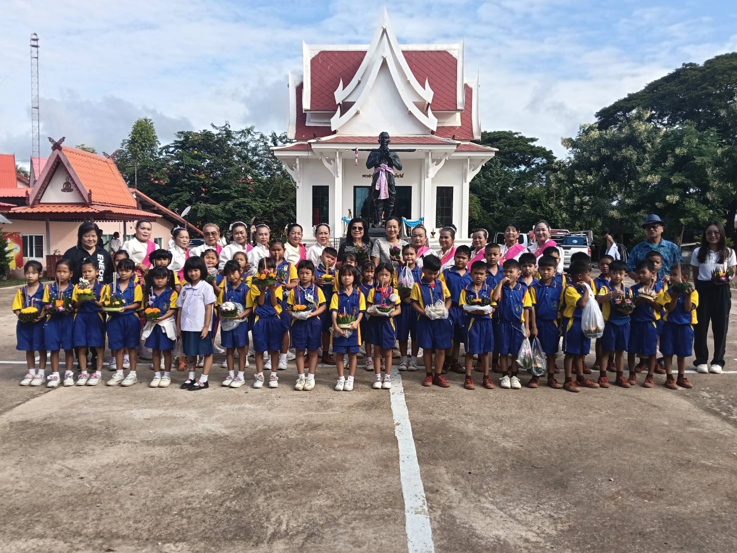 คณะผู้บริหาร ครู และนักเรียนร่วมกันนำกระทงเพื่อถวาย ณ วัดโบสถ์