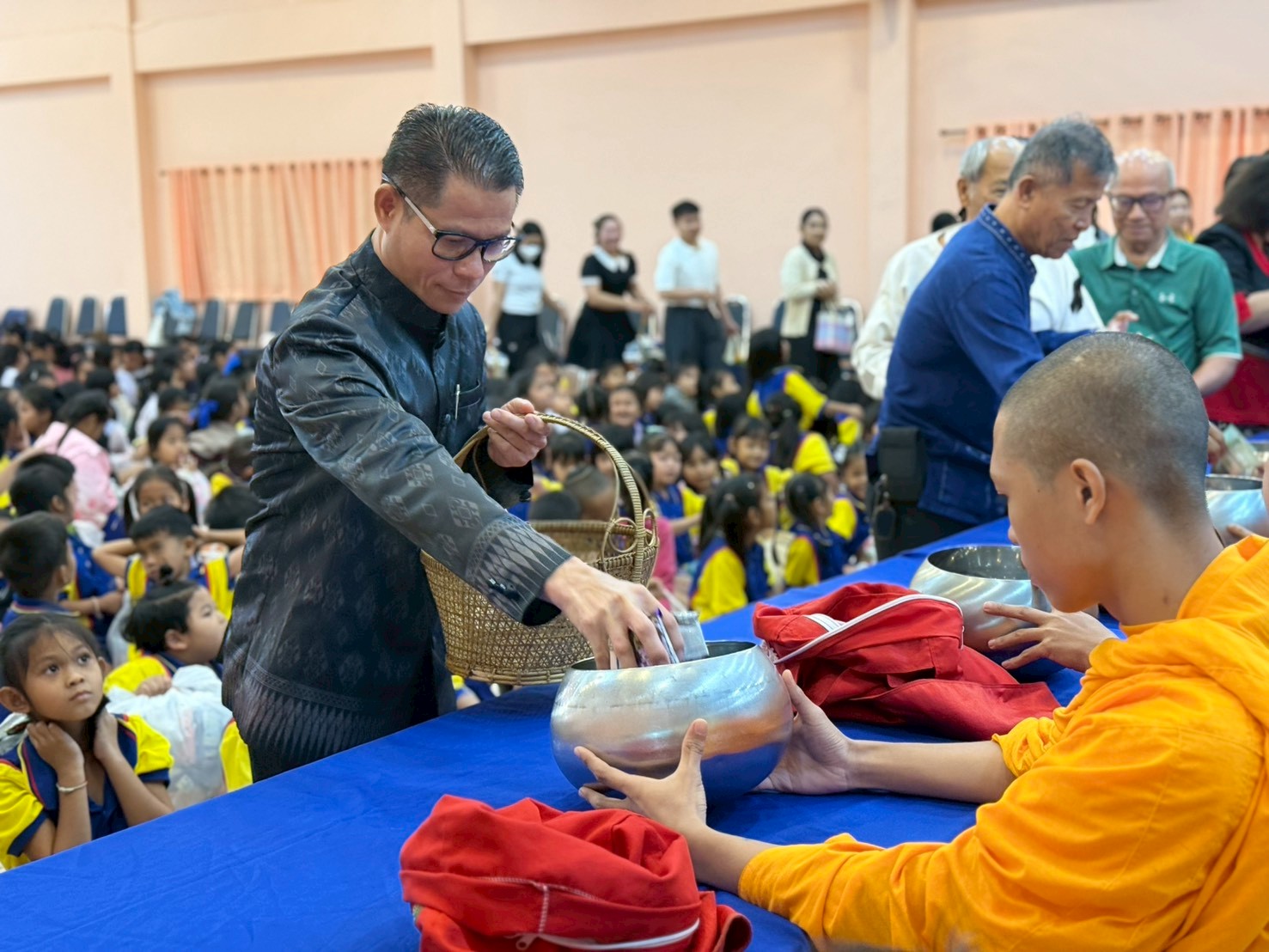 ตักบาตรข้าวสารอาหารแห้ง เนื่องในโอกาสวันขึ้นปีใหม่