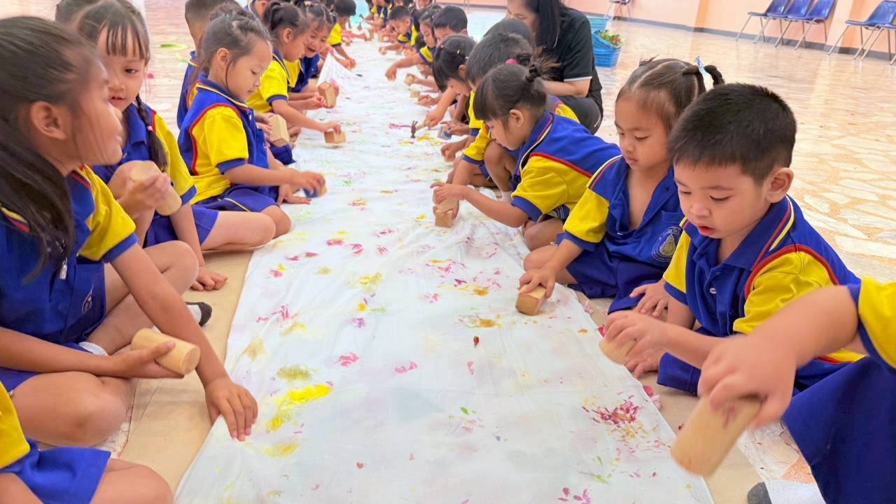 เรียนรู้ผ่านศิลป์ บ่มเพาะด้วยธรรม! รร.วัดโบสถ์ จัดค่ายหนูน้อยคุณธรรมหัวใจศิลป์ สร้างทักษะการคิดและจิตใจที่ดีให้ลูกหลานชาววัดโบสถ์